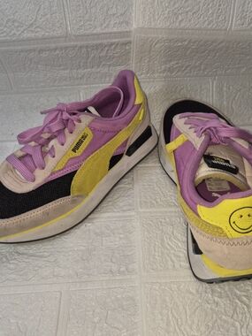 Puma Retro Smiley World PUMA Kid's Size 5 Scuffed Shoes